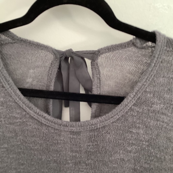 C TOP SIZE SMALL GREY EMBROIDERED LACE HEM KEYHOLE WITH BOW ON BACK - Picture 4 of 9